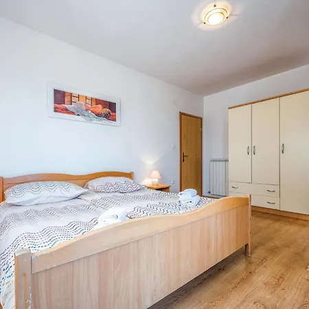 Four-bedroom In Bregi * Katun Gracanski
