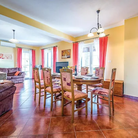 Four-bedroom In Bregi Vakantiehuis
