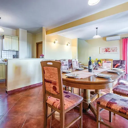 Vakantiehuis Four-bedroom In Bregi