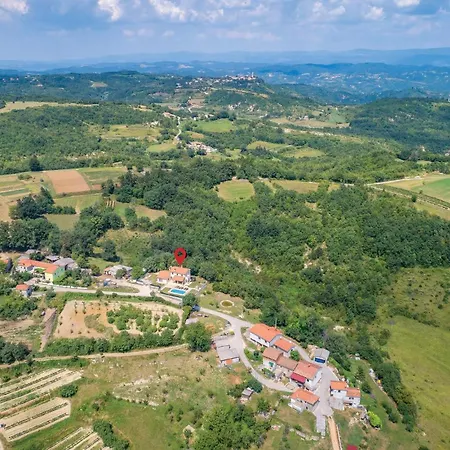 Four-bedroom In Bregi Vakantiehuis
