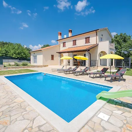 Four-bedroom In Bregi Katun Gracanski