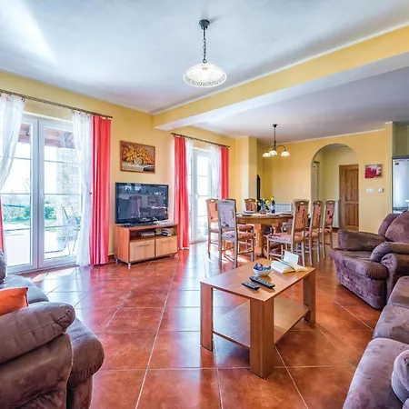 Four-bedroom In Bregi Katun Gracanski