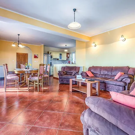 Four-bedroom In Bregi Katun Gracanski