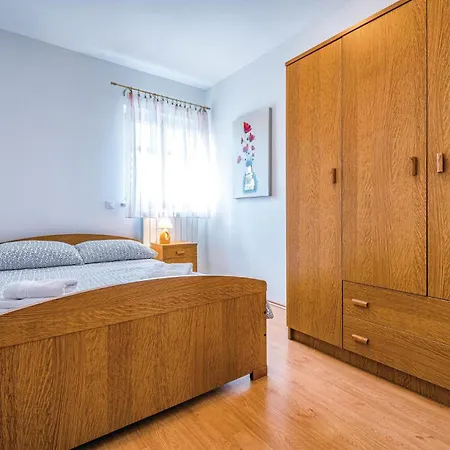 Vakantiehuis Four-bedroom In Bregi