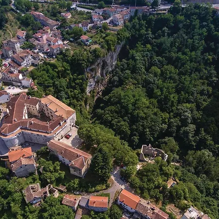 Stunning In Bregi Nyaraló