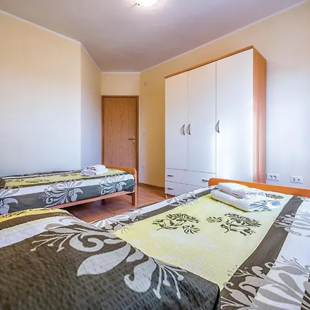 Сasa de vacaciones In Bregi With Outdoor Swimming Pool *